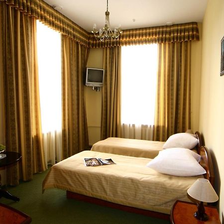 Wien Hotel Lviv Bagian luar foto