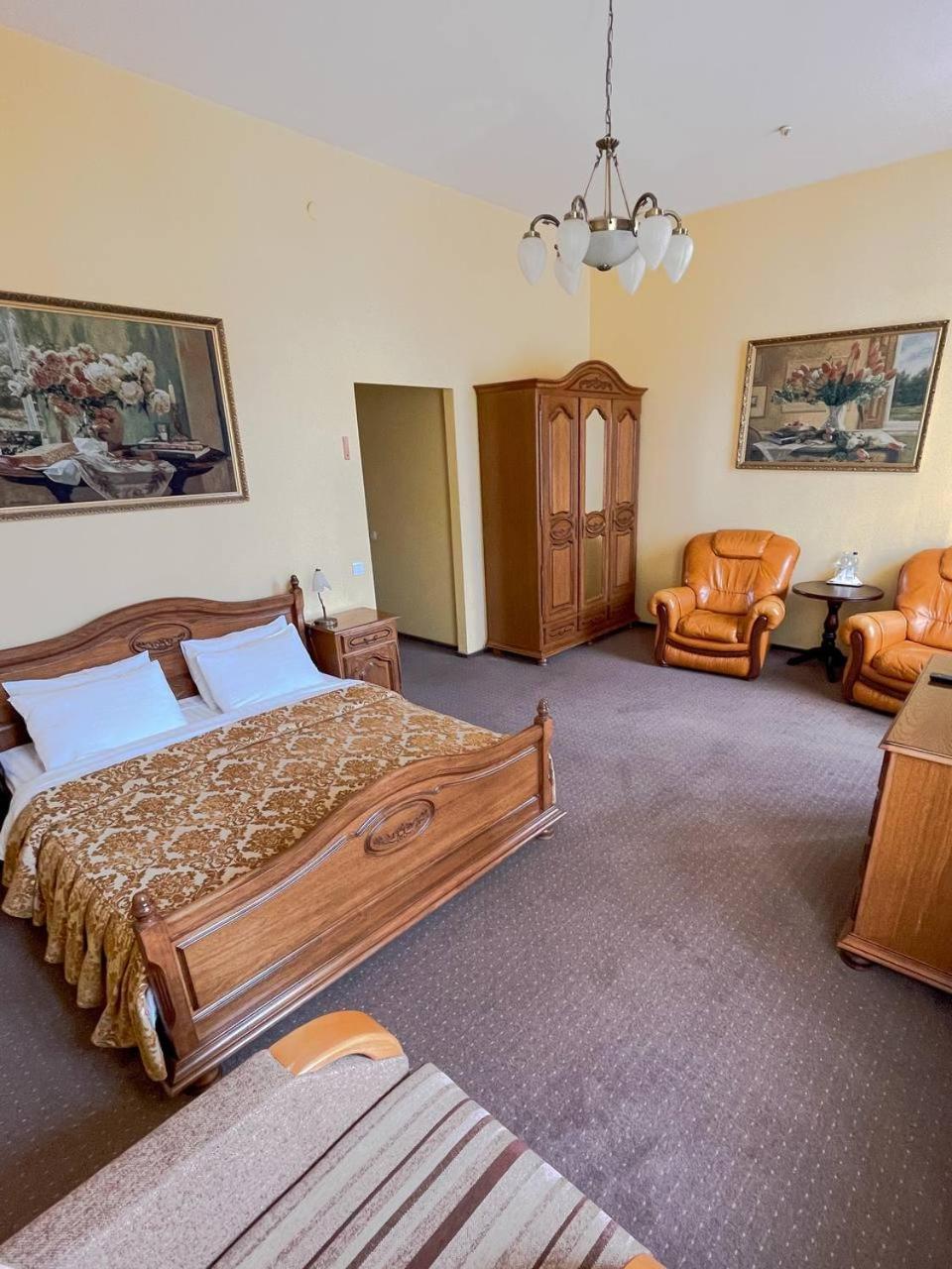 Wien Hotel Lviv Bagian luar foto