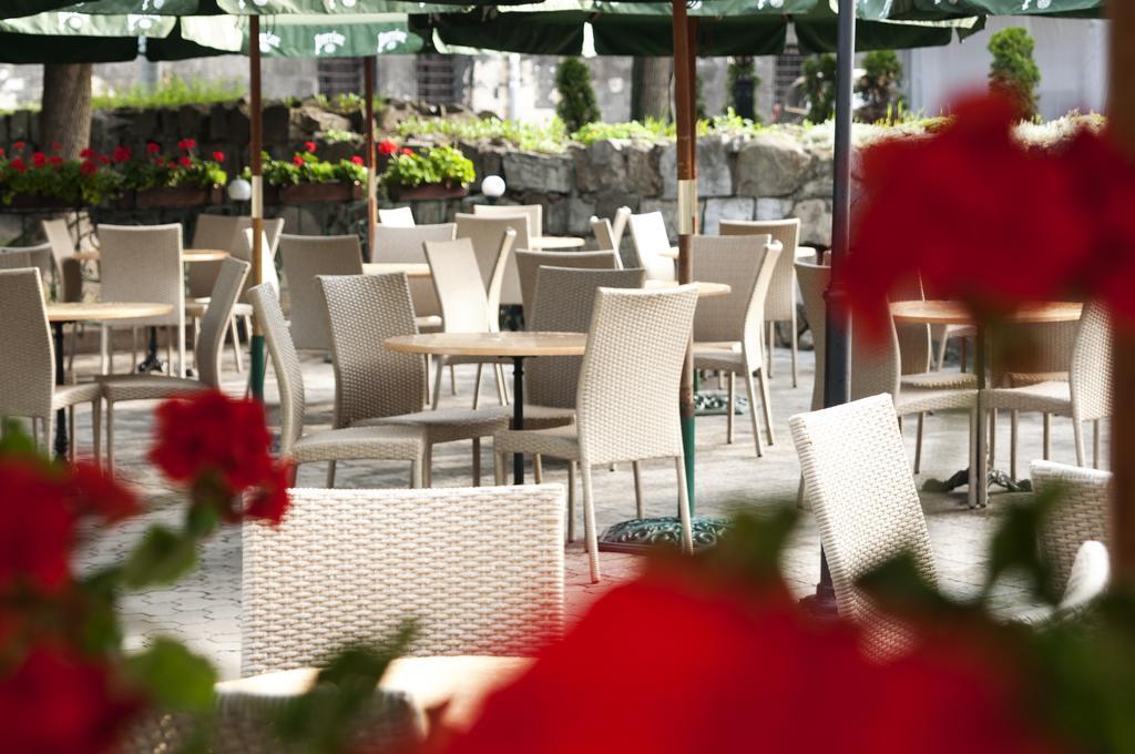 Wien Hotel Lviv Bagian luar foto