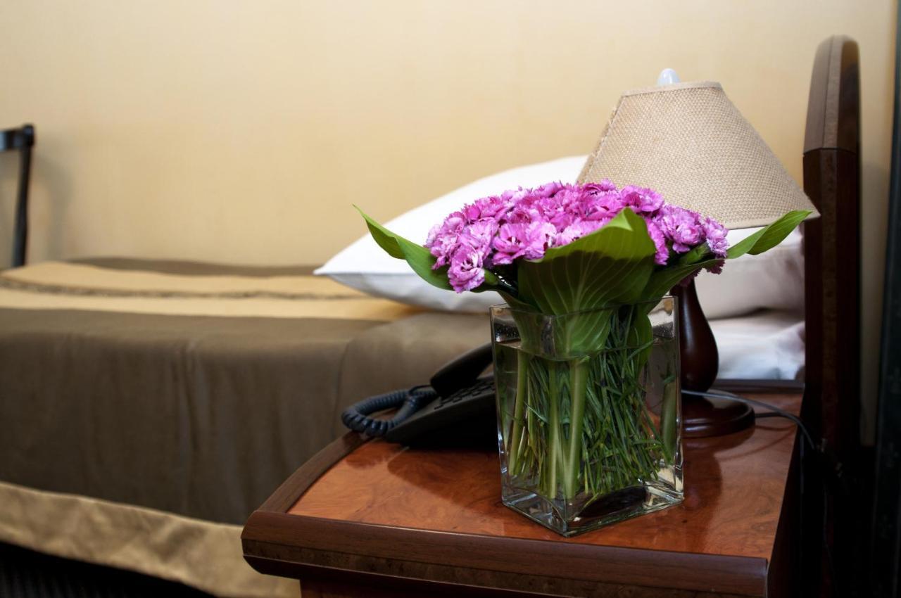 Wien Hotel Lviv Bagian luar foto