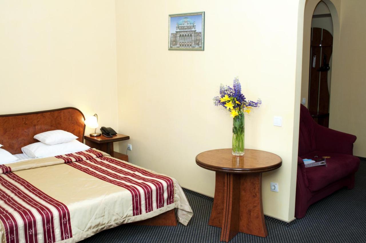 Wien Hotel Lviv Bagian luar foto